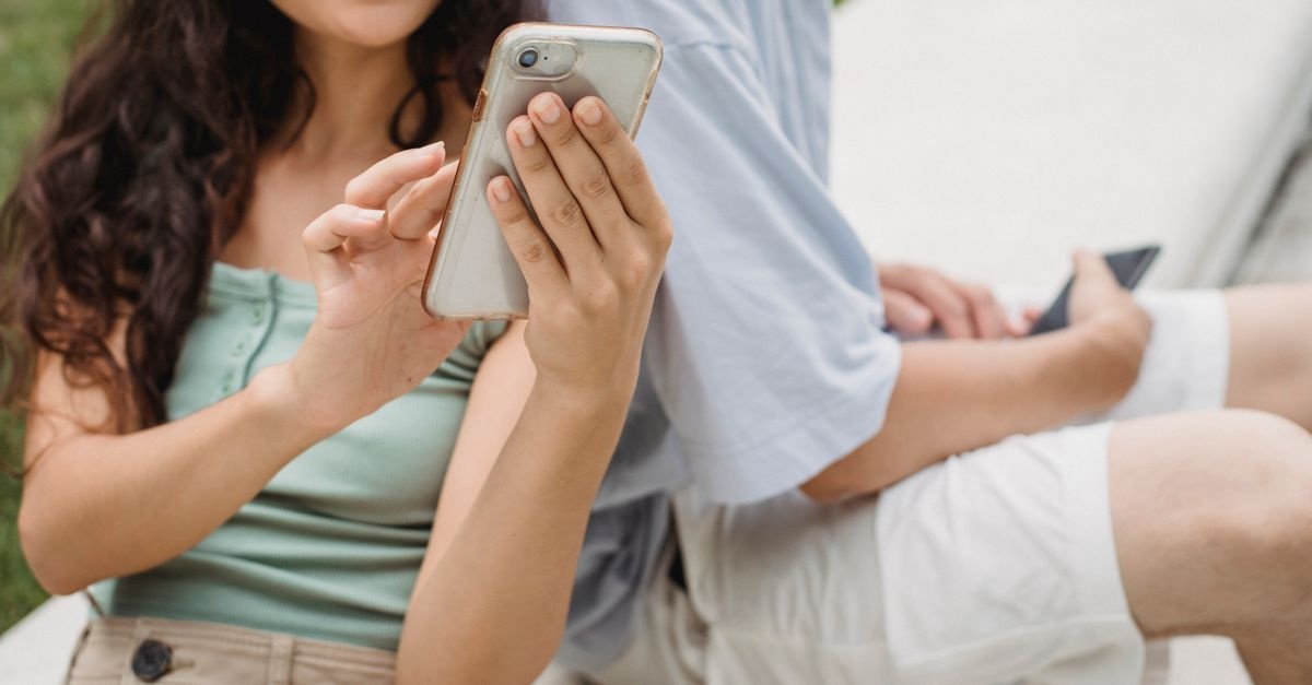 Czy Twój partner śledzi Twój telefon? 7 sygnałów, że coś jest nie tak (i co możesz zrobić)