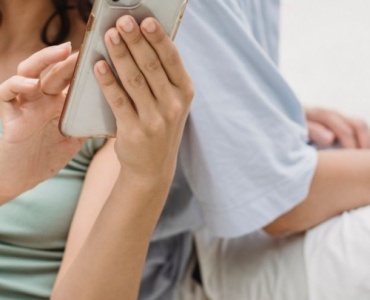 Czy Twój partner śledzi Twój telefon? 7 sygnałów, że coś jest nie tak (i co możesz zrobić)
