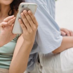 Czy Twój partner śledzi Twój telefon? 7 sygnałów, że coś jest nie tak (i co możesz zrobić)
