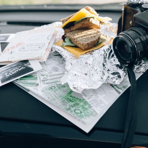 Przekąski na drogę bez sterty opakowań: pomysły na smaczne i zero waste podróżowanie