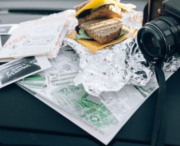 Przekąski na drogę bez sterty opakowań: pomysły na smaczne i zero waste podróżowanie