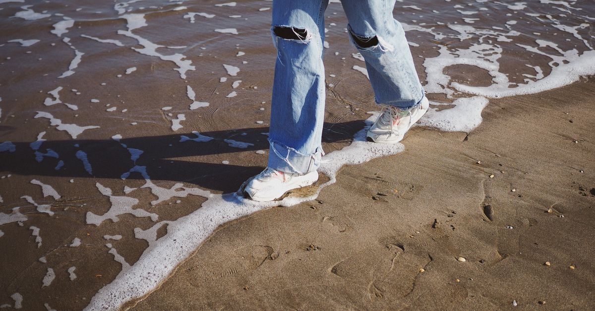 Jeansy bootcut w nowoczesnym wydaniu: 7 stylizacji, które odświeżą Twoją garderobę