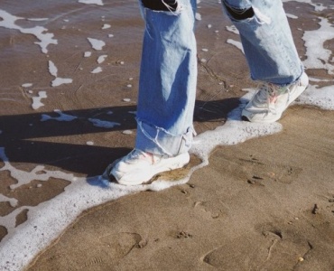 Jeansy bootcut w nowoczesnym wydaniu: 7 stylizacji, które odświeżą Twoją garderobę