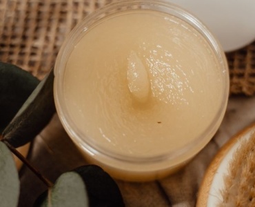 Peeling do ciała bez tajemnic: jak często go robić, by skóra była gładka i zdrowa?