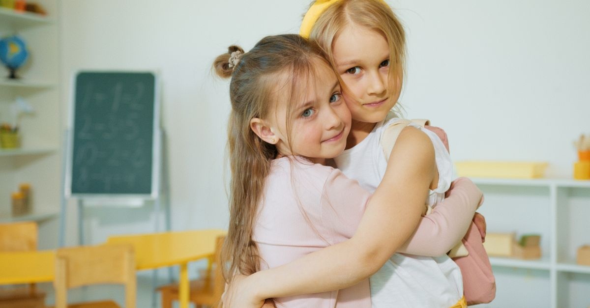 Pierwsze dni w szkole bez stresu: jak pomóc dziecku budować przyjaźnie od samego początku