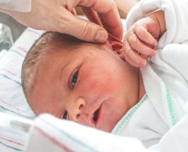 Kiedy odchody połogowe pachną niepokojąco: jak wygląda konsultacja i kiedy zgłosić się do lekarza?