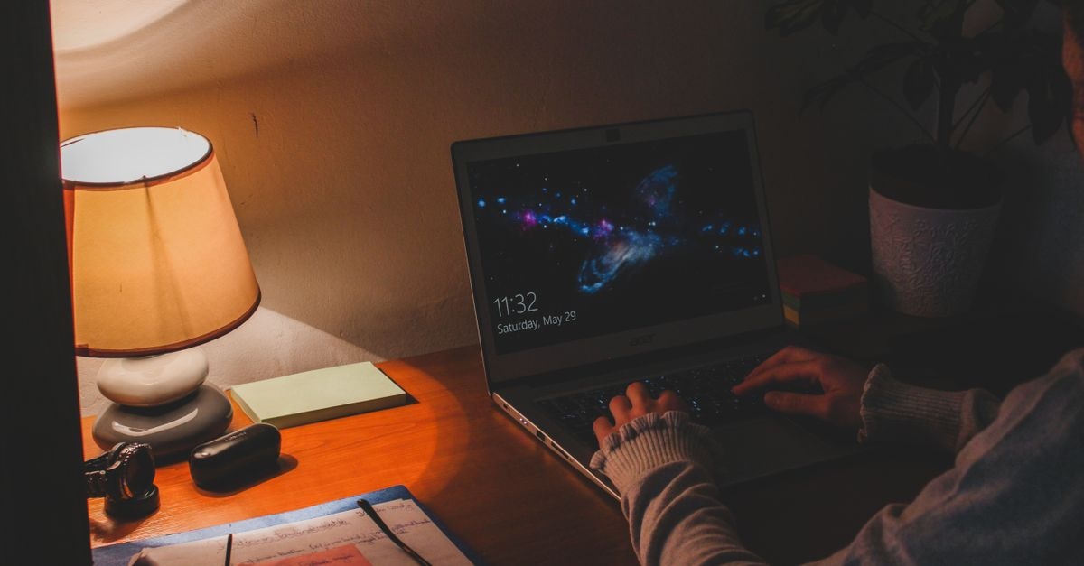 Zamknij laptop w głowie: jak przestać zabierać pracę do domu myślami