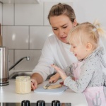 Rodzinne gotowanie z mniejszą ilością soli: smaczne triki i przepisy, które pokochacie