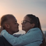 Dlaczego on trzyma nas w cieniu? Sygnały, że ukrywa waszą relację i co możesz z tym zrobić
