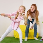 Zgoda w domu, radość w zabawie: jak uczyć rodzeństwo naprzemienności krok po kroku